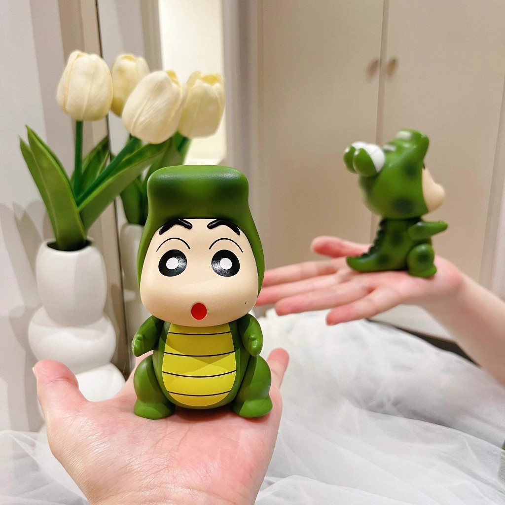 Shin Cậu Bé Bút Chì Dáng Ngồi Siêu Yêu – Giá Đỡ Điện Thoại & Trang trí Góc Học Tập
